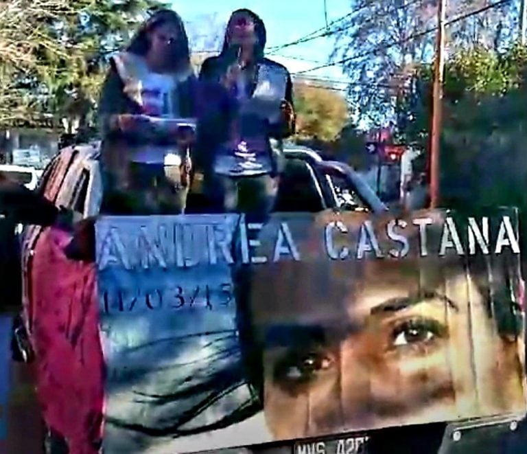 Macarena y Nadia encabezaron el discurso en las puertas de la Fiscalía de Carlos Paz.