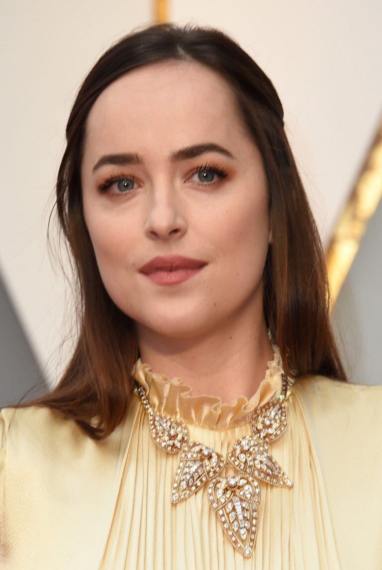 Dakota Johnson en la carpeta roja de los Oscar. (Foto: AFP)