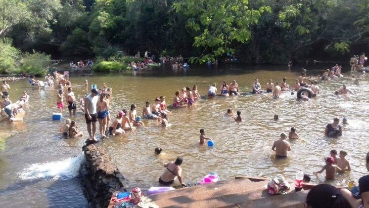 Balneario de Itacaruaré sobre el arroyo del mismo nombre.