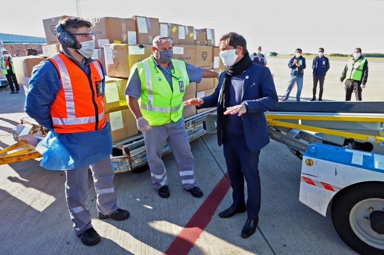 Axel Kicillof recibió ayer material sanitario proveniente de China (Foto: MARIANO SANDA / Buenos Aires province Ministry of Public Communication / AFP) /