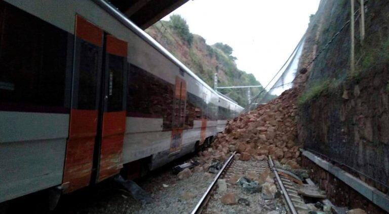 Los bomberos encontraron bajo rocas y fuera del tren a la víctima mortal. Foto: AP.