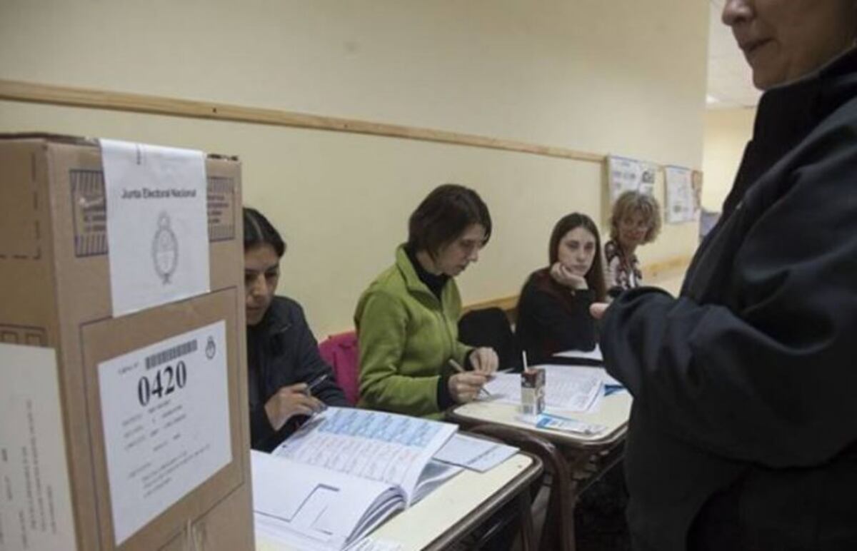 Gustavo Gennuso formalizó las elecciones en Bariloche para el 1° de septiembre