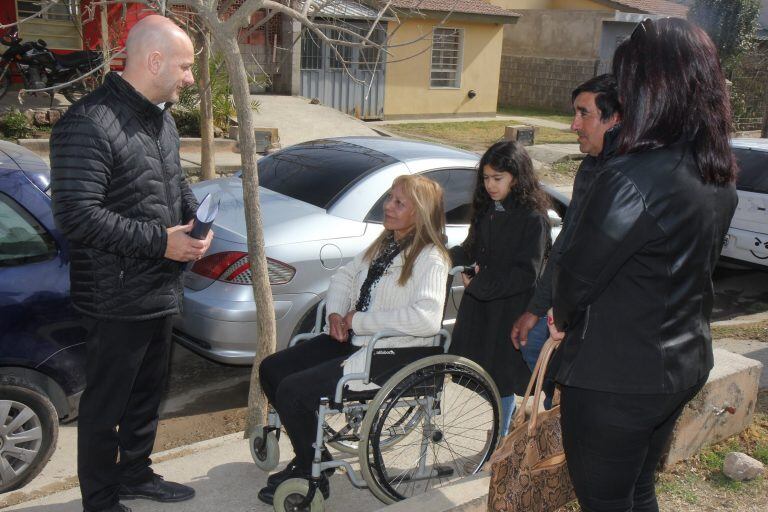 Daniel Gómez Gesteira recibiendo a la familia beneficiada.