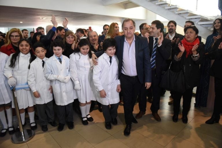 La comunidad educativa presente en la inauguración.