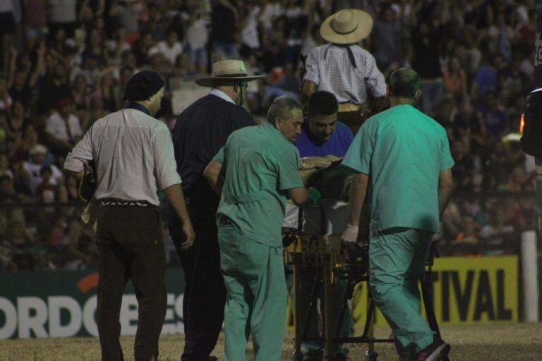 La secuencia completa del accidente que le costó la vida al jinete Norberto Cosutta en el Festival de Doma y Folclore de Jesús María.