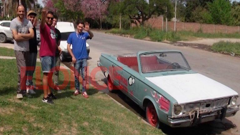 Un grupo de amigos disfraza un auto para asistir a la fiesta de la provincia. Fotos: El Once