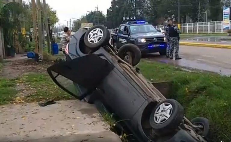 El auto sufrió algunos daños. (Televisión Regional)