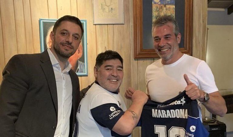 Las primeras imágenes de Diego Maradona con la camiseta del Lobo. El astro del fútbol fue confirmado como el nuevo director técnico de Gimnasia y Esgrima La Plata.