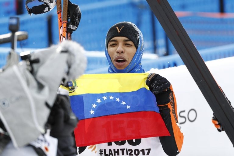 PK301 LAHTI (FINLANDIA), 23/02/2017.- El esquiador venezolano Adrián Solano sostiene la bandera venezolana tras finalizar la prueba clasificatoria de salto de esquí en el marco de los Campeonatos del Mundo de esquí nórdico celebrado en Lahti, Finlandia, h