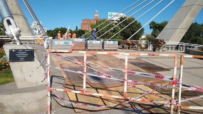 Están colocando adoquines en el puente peatonal.