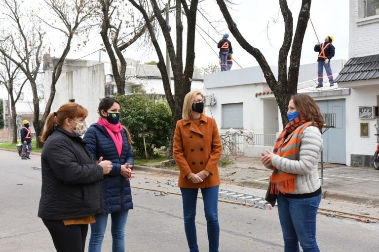 Funcionarias recorrieron la poda en Villa Rosas. Seguirá en el barrio Belgrano.