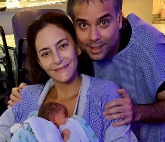 Luciana y su marido presentan a Félix. (Instagram)