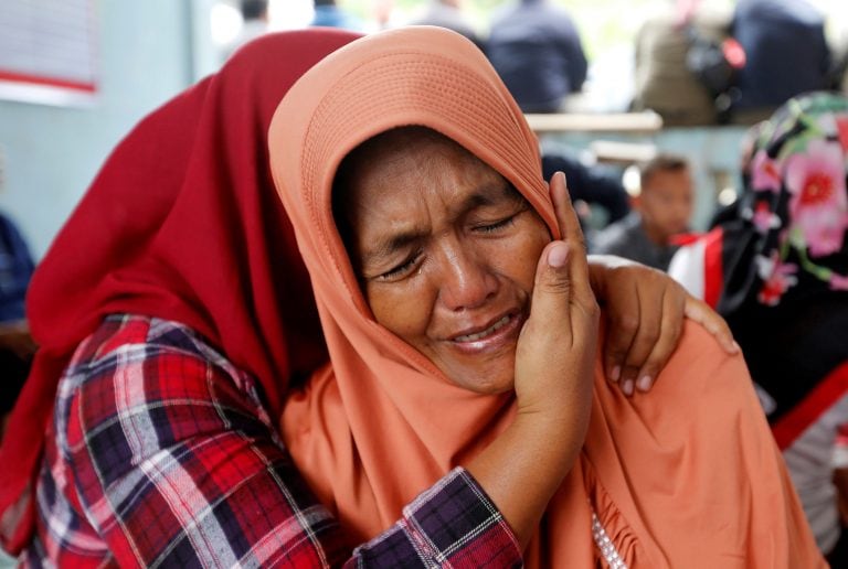 El llanto de una mujer por el naufragio del barco en Indonesia.