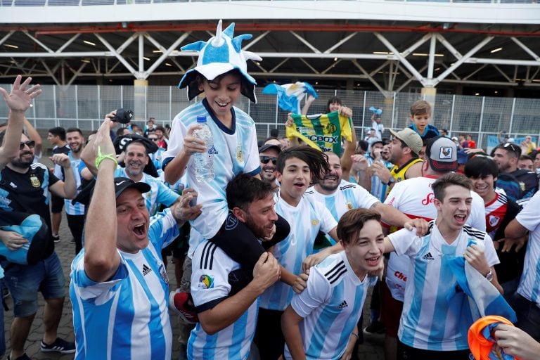 Sobre un millar de consultados, 670 dijeron que no se perderían el primer partido después de la pandemia (Foto: EFE/ Sebastião Moreira)