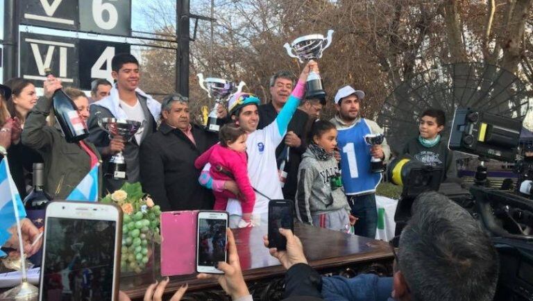 Festejo de Franco Nievas, era el gran favorito y se impuso de punta a punta en el Hipódromo provincial de Mendoza.