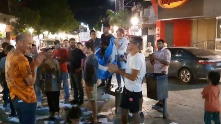 Festejos  en Carlos paz por el triunfo de Alberto Fernández.