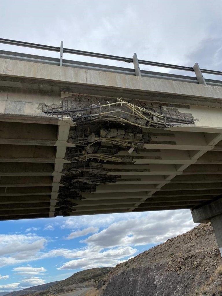 Puente dañado en Río Negro (web).