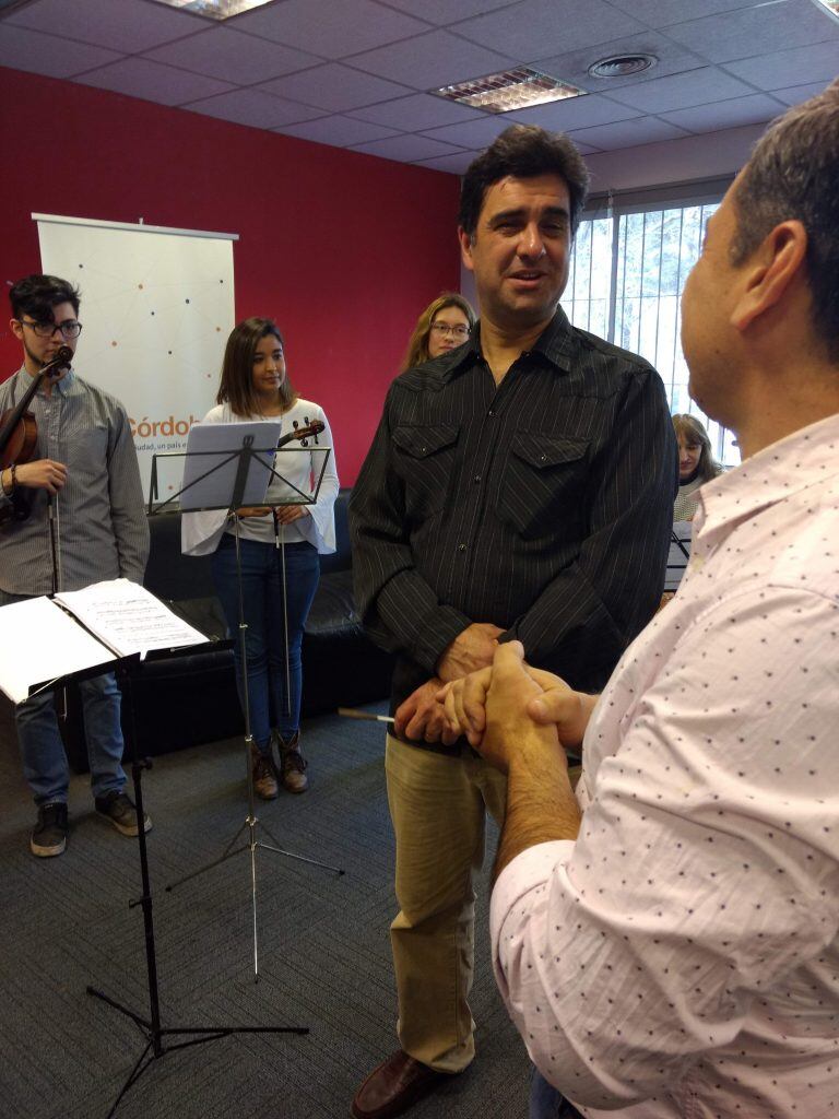 Carlos Habiagué y la Camerata Acádemica de Córdoba, en la redacción de Vía Córdoba.