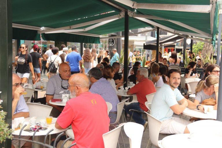 Muy buen afluente de gente en el centro carlospacense durante el "finde".