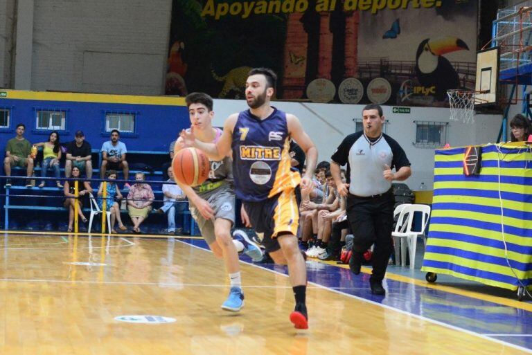 OTC le sacó el invicto a Mitre en la primera semifinal al mejor de tres partidos. El viernes, el segundo en Oberá. (Basket.com)