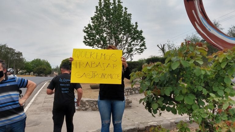 Carteles y cánticos alusivos a la vera de la Ruta Nacional N° 38, en el ingreso a la ciudad. (Foto: gentileza 24 Crónica Cosquín HD).