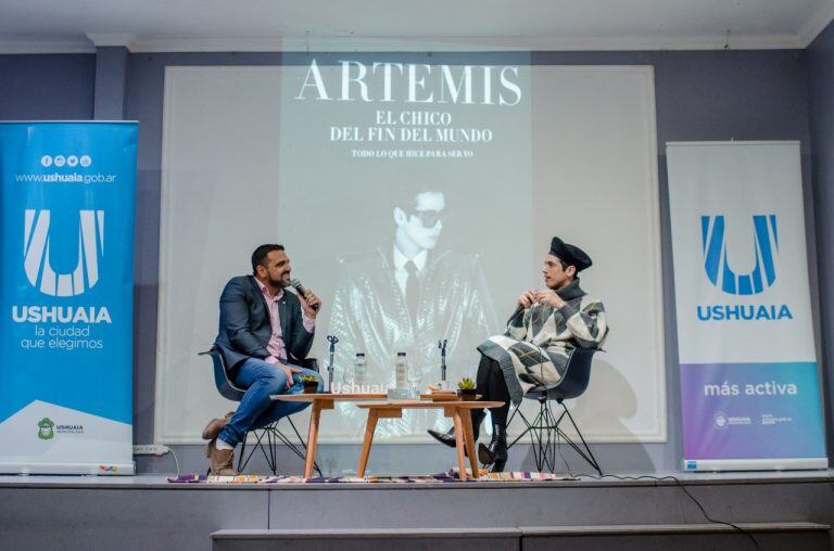 Santiago Artemis presentó su libro "El chico del fin del mundo".