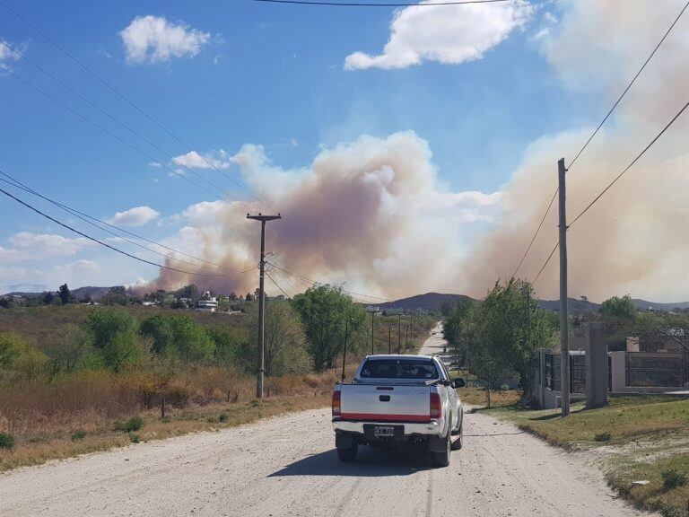 El fuego, que se desató ayer sábado, amenaza a zonas urbanizadas.