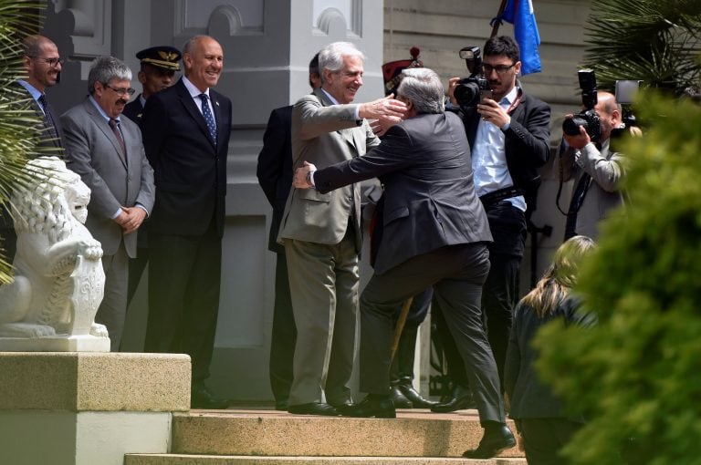 El presidente de Uruguay, Tabaré Vázquez, da la bienvenida al presidente electo de Argentina, Alberto Fernández, a la residencia presidencial en Montevideo, Uruguay, el jueves 14 de noviembre de 2019. Crédito: AP Photo / Matilde Campodonico.