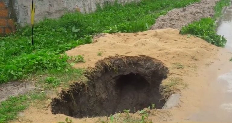 Cráter en una vereda de Corrientes. (Foto: Época)