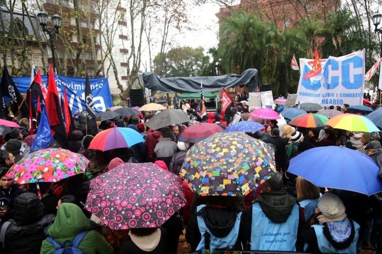 La plaza se llenó de rosarinos rechazando la presencia de las Fuerzas Armadas en la calles.