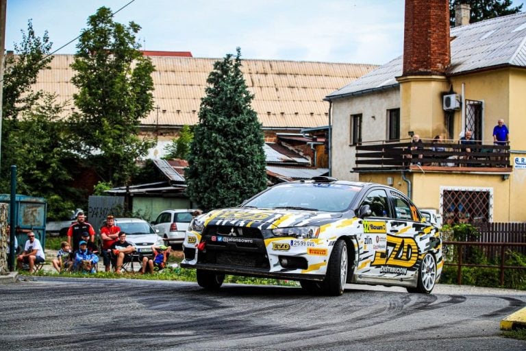 El cordobés Juan Carlos Alonso fue 2° en su categoría (ERC2) en el Barum Rally Zlín, en Checa y por el Europeo de la disciplina. Imágenes de su notable actuación se pueden ver esta semana en "Automovilismo Cordobés".