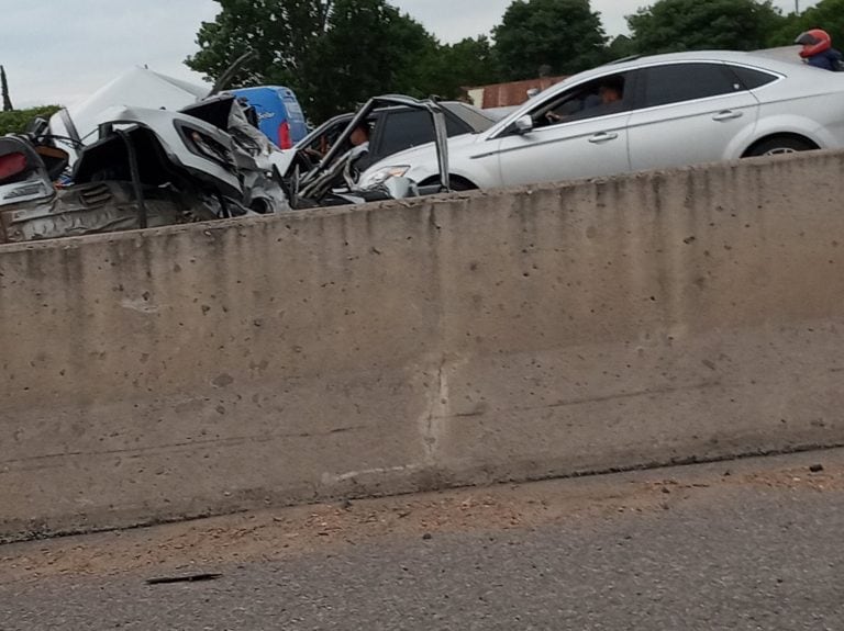 La colisión se produjo en la mano al norte de Circunvalación a la altura de Mendoza e involucró a un camión y dos autos. (@cris75leproso)