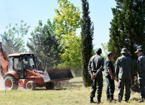 Con palas mecánicas siguen investigando los sectores en los jardines del instituto Antonio Próvolo, de Carrodilla, Luján de Cuyo.