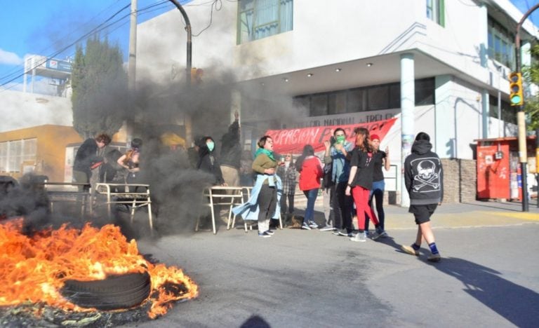 Corte de calle por parte de estudiantes.