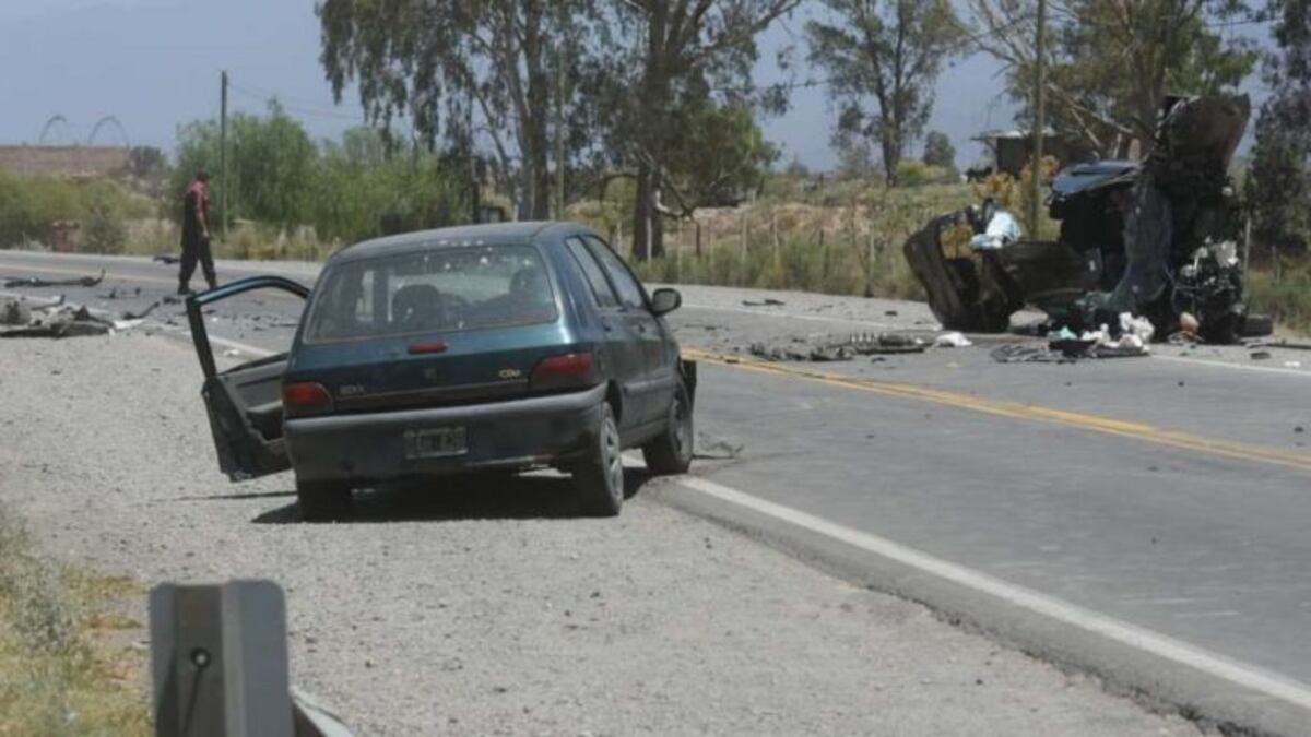 Brutal accidente entre dos autos y un micro sanjuanino en la ruta 40