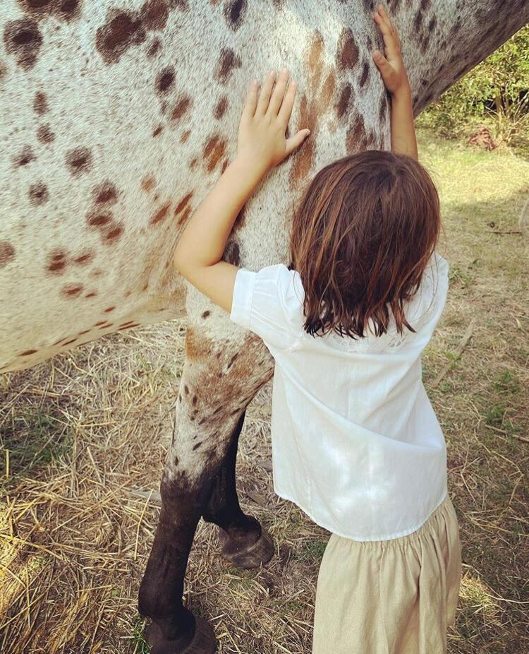 Rufina, la hija de la China Suárez y Nicolás Cabré, disfrutando un rato con animales.