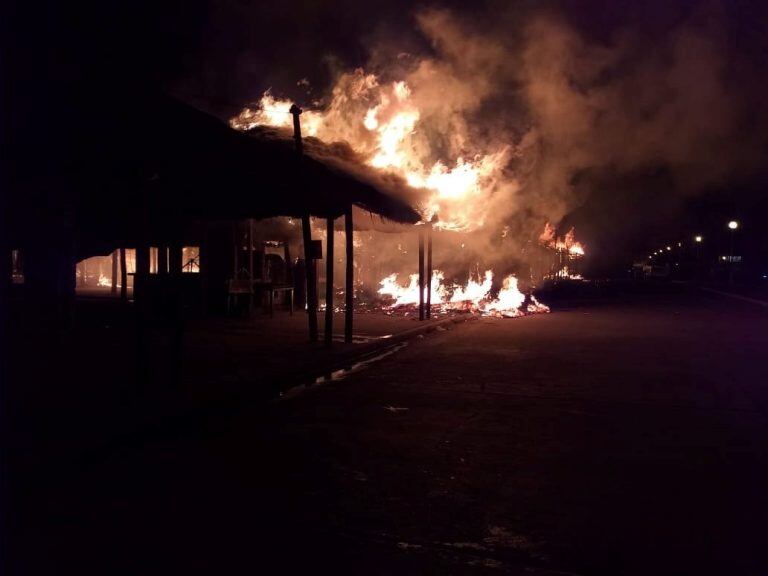 Incendio en los ranchos de la Feria de Simoca. Prensa municipalidad de Simoca.