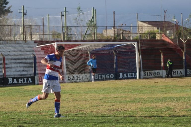 Trotta festeja el gol de la apertura del marcador