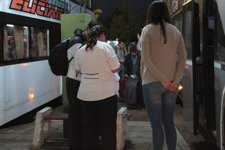 Los operativos buscan controlar el estado de salud de los pasajeros que llegan a la ciudad.