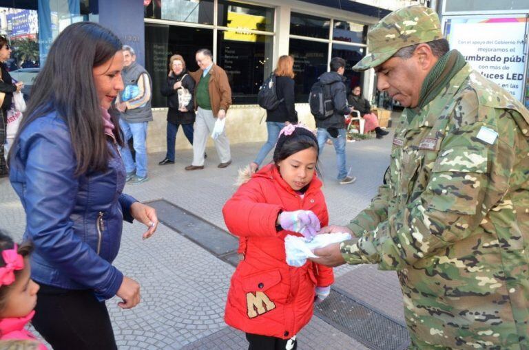 Soldados repartieron 1.500 escarapelas en Peatonal Junín