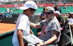 BAS019. BUENOS AIRES (ARGENTINA), 03/02/2017.- El exjugador de la selección argentina de fútbol Diego Armando Maradona (d), junto a Benjamín Agüero (i), hijo del delantero del Manchester City, el argentino Kun Agüero, asisten al el partido de tenis por la