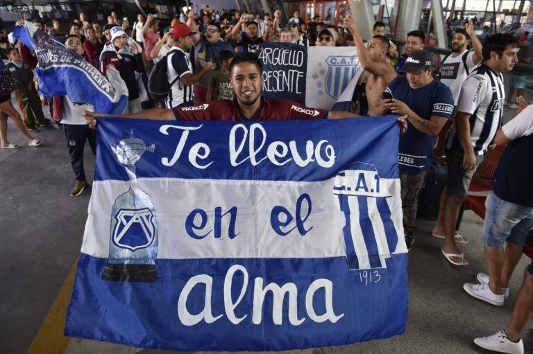 Los hinchas de Talleres salieron este lunes 11 de febrero desde la Terminal de Ómnibus para alentar al Matador en su partido contra San Pablo.