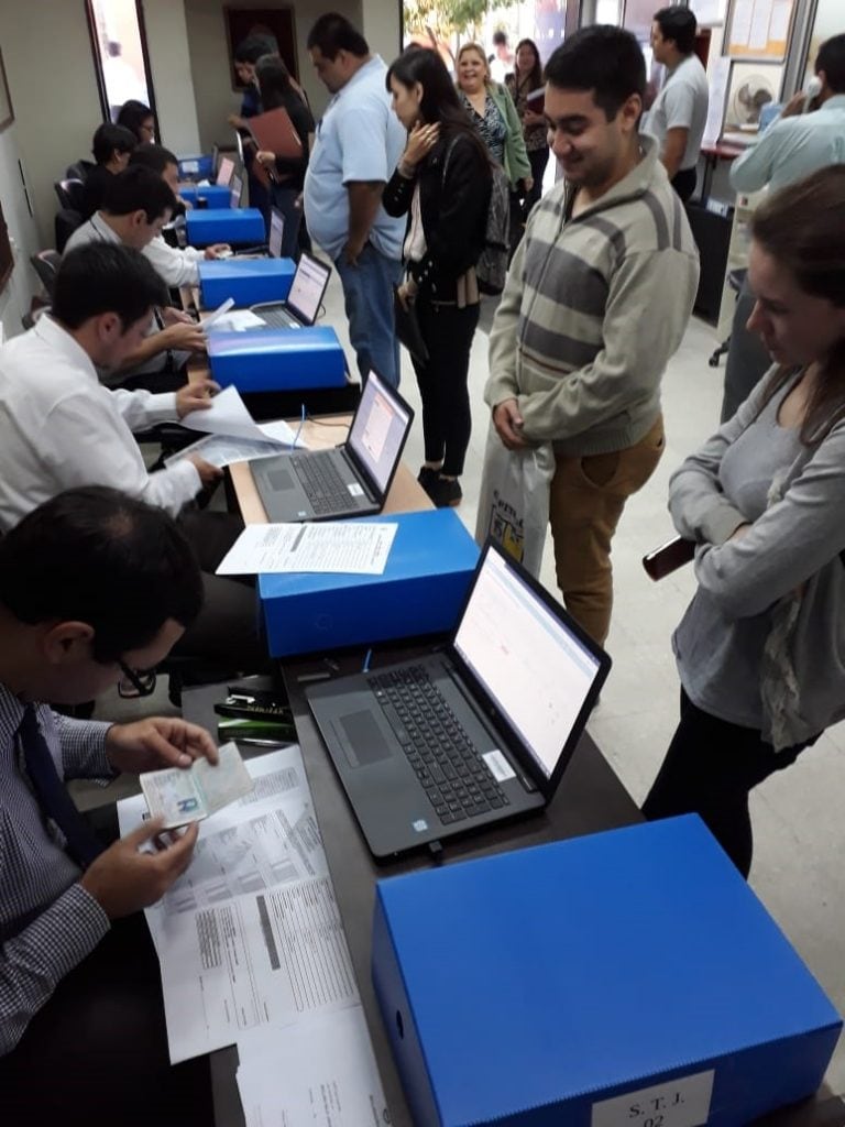 El trámite es rápido, menos de 5 minutos. Los chicos entregan sus documentaciones y les asignan día y fecha para rendir. (Foto: Carla Paz / Colaboración)