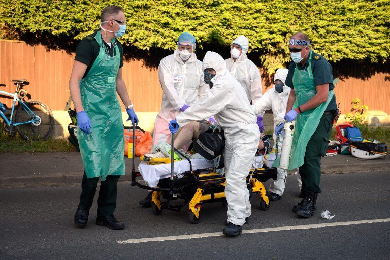 Especialistas trasladan a un paciente con coronavirus en Inglaterra. (Foto: León Neal/PA Wire/DPA)