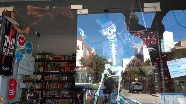 Kiosco "Oveja Negra" y su desopilante iniciativa. (Foto: gentileza Stefanía Toledo).