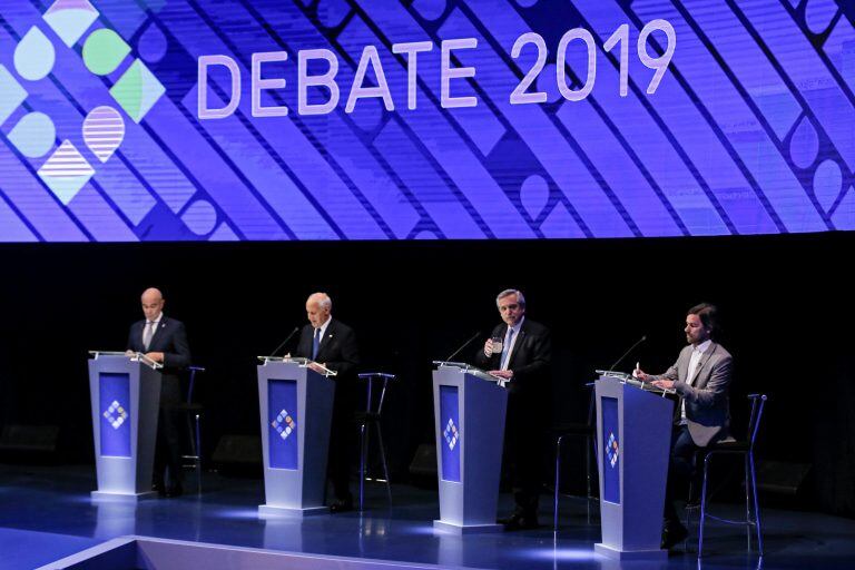 Con picantes cruces, los candidatos presidenciales debatieron en Santa Fe REUTERS/Agustin Marcarian