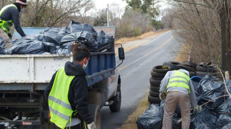 Cuadrillas municipales trabajando en el sector de la colectora hacia Córdoba. (Foto: prensa municipal).