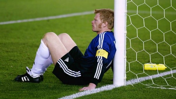 No puso las manos. A Kahn Lo habían elegido como el mejor del Mundial, pero en la final se comió el primer gol. Después de presenciar el festejo brasileño, se fue al vestuario pero volvió a buscar los guantes que había olvidado junto al palo. Ya no estaban.