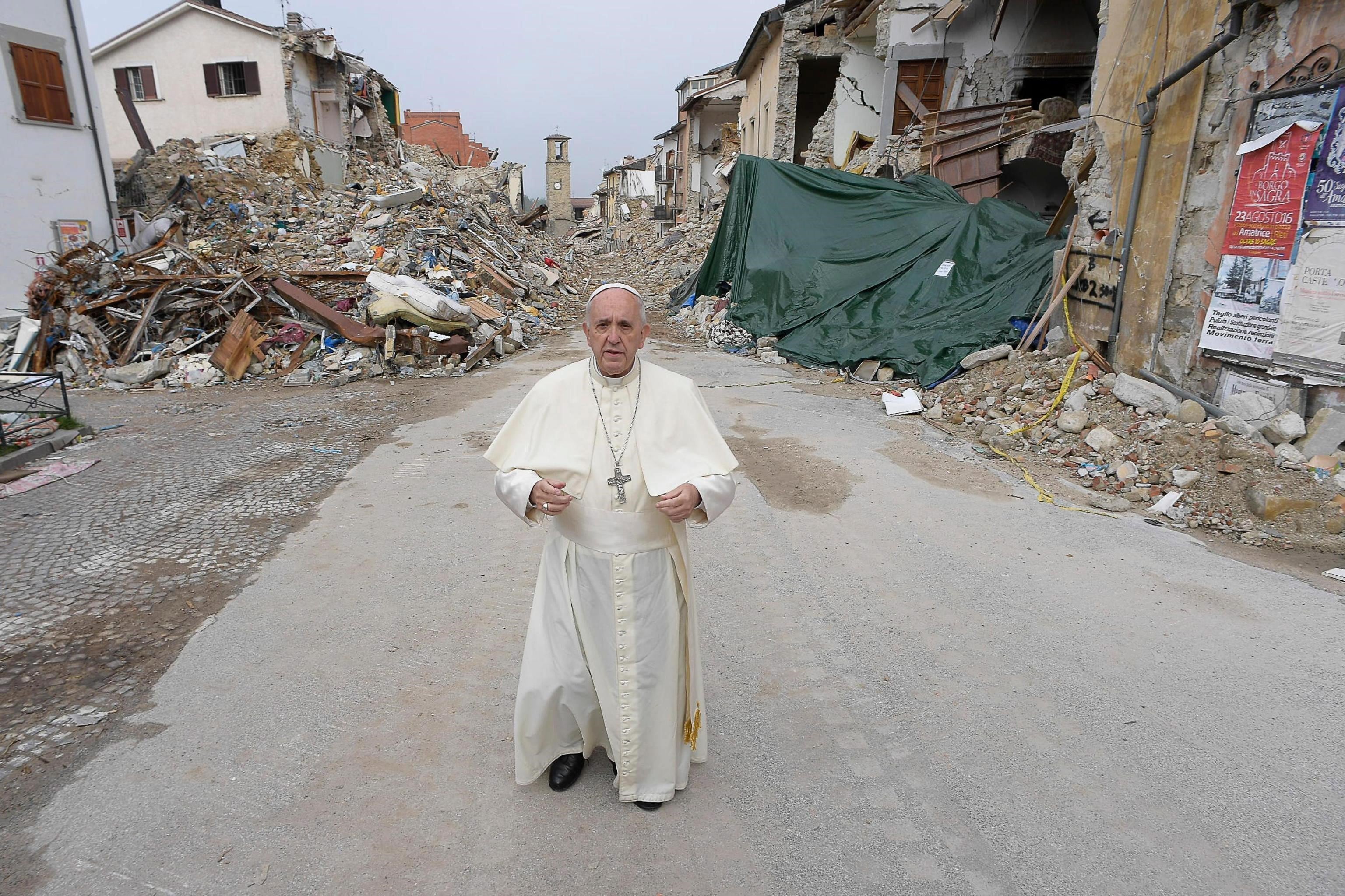 AM10 AMATRICE (ITALIA), 04/10/2016.- Fotografía facilitada por L'Osservatore Romano que muestra al papa Francisco visitando la "zona cero" del terremoto en Amatrice, Italia, hoy, martes 4 de octubre de 2016. Un terremoto de 6.0 de magnitud sacudió la zona