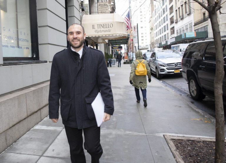 Martín Guzmán, ministro de Hacienda, camina por las calles de Nueva York. (Clarín)